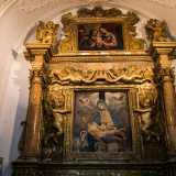 ...� conservato un altro altare marmoreo, quello della Madonna dei Sette Dolori. Traslato qui da una chiesa campestre sul finire del 700, esibisce al centro una Piet� dipinta del XVI secolo...